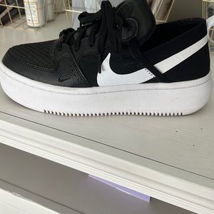 Nike womens 8.5 shoes